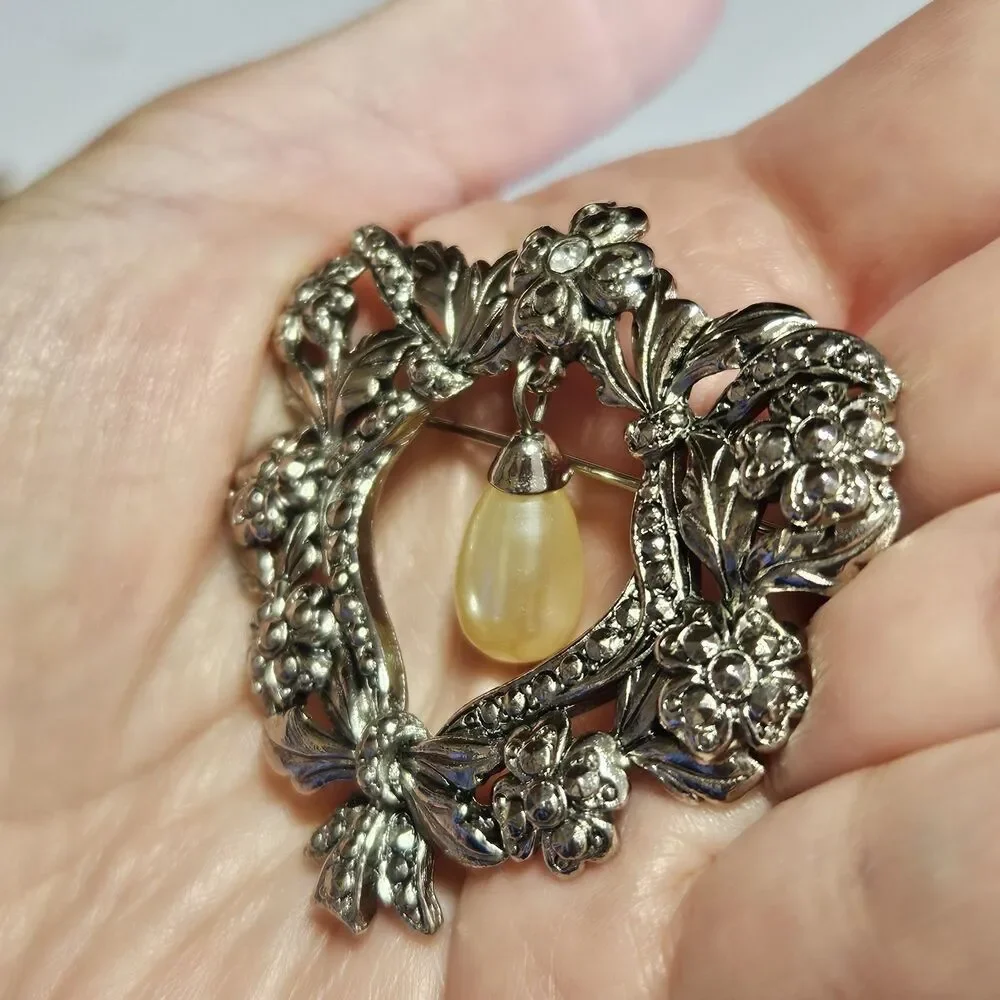 Avon Silver Tone Victorian Style Brooch Pin Floral Faux Pearl Vintage
